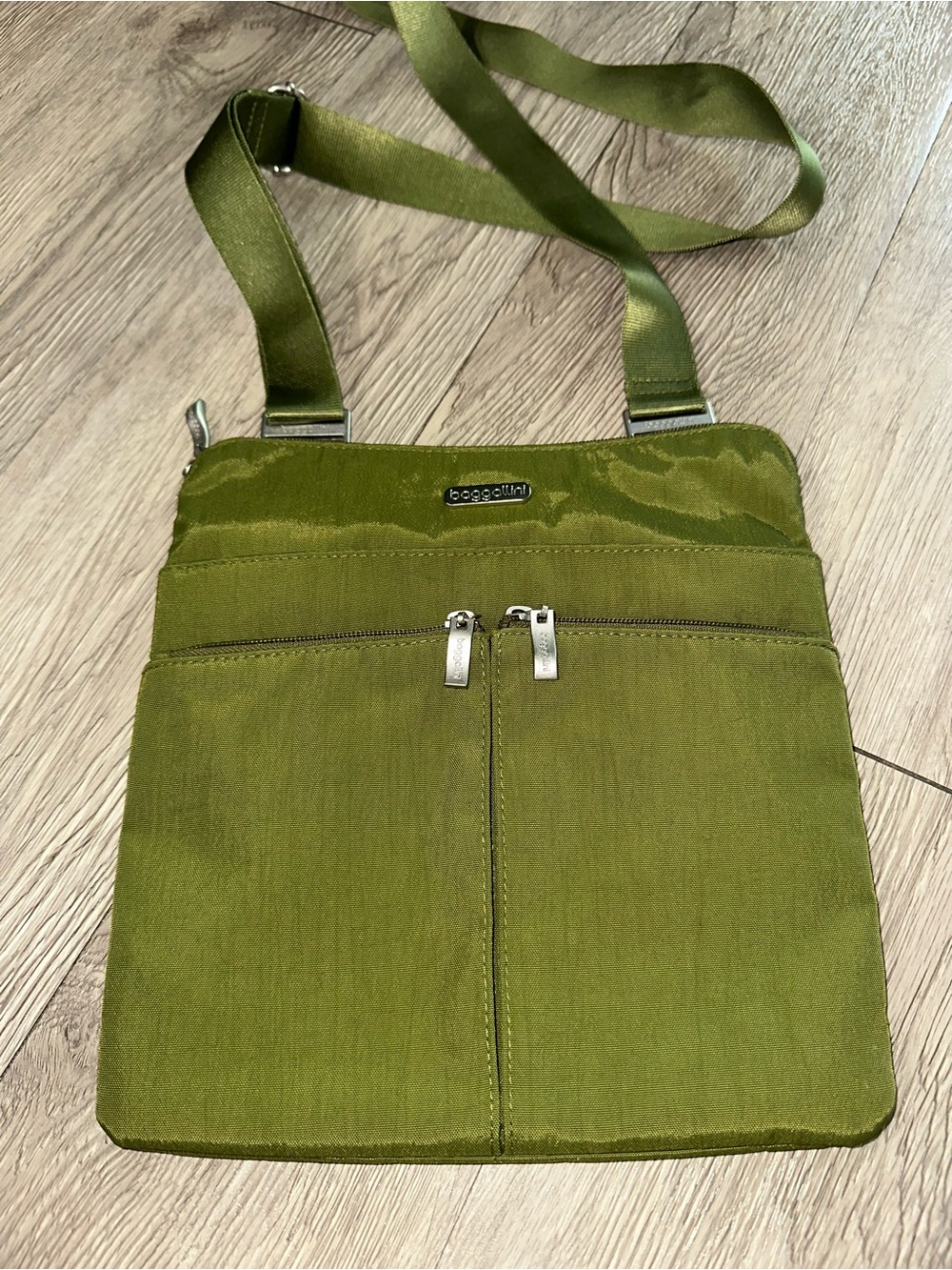 Baggallini Watermelon Green Pink Interior Crossbody Bag Purse